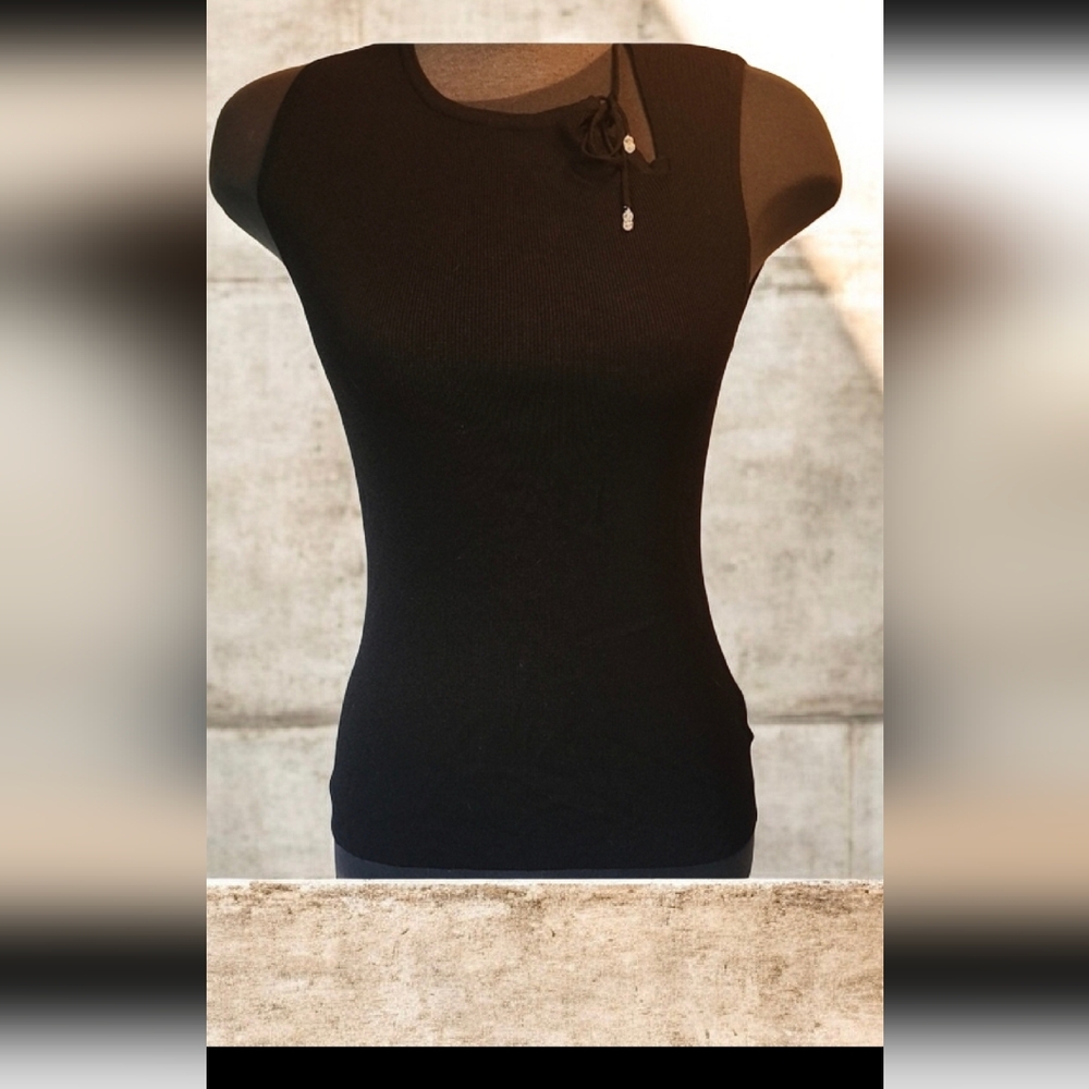 Fitted Black Sleeveless Tank Top